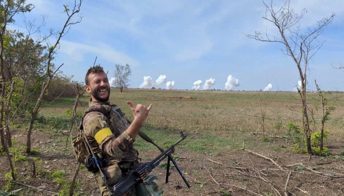 macergifford's tweet image. If you were going to fight the Russians, wouldn't you want a crazy Frenchman on your team!? 🇫🇷
Let me introduce you to Max, my battle buddy and fellow soldier of the 131. He carries his PKM like it weighs nothing and he loves the noise it makes...
We all do.... 🇫🇷🇺🇦