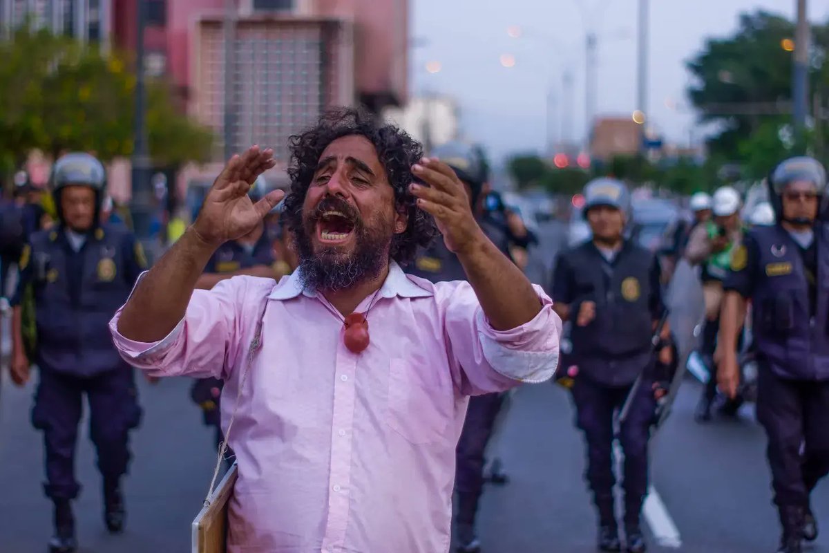 Furia_Grafica's tweet photo. Registros: 26/Dic.
Desde las 4:30PM decenas de personas salieron a movilizarse de nuevo en las calles del centro de Lima.

Aquí reflejamos como las FF.AA y Militares son usados como aparato estatal para reprimir cualquier intento de movilización.
#Peru
#SosPeru
#NotiFuria https://t.co/YVb9ZPpS3p