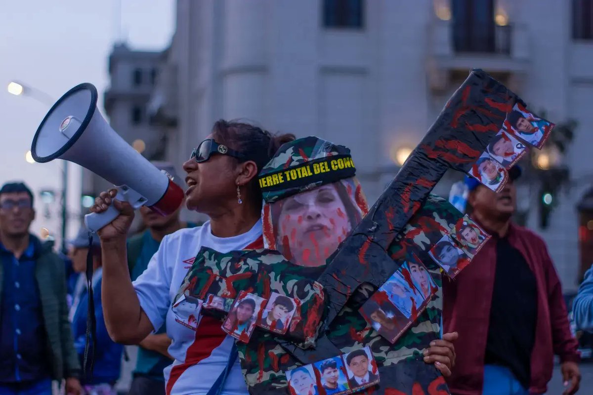 Furia_Grafica's tweet photo. Registros: 26/Dic.
Desde las 4:30PM decenas de personas salieron a movilizarse de nuevo en las calles del centro de Lima.

Aquí reflejamos como las FF.AA y Militares son usados como aparato estatal para reprimir cualquier intento de movilización.
#Peru
#SosPeru
#NotiFuria https://t.co/YVb9ZPpS3p