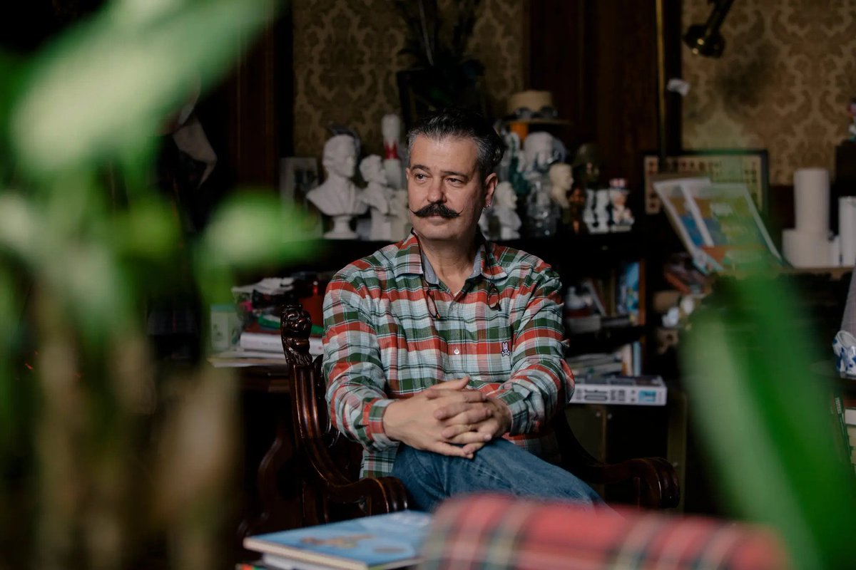 When he's not busy being a celebrity auctioneer, <a href="/RoadshowPBS/">Antiques Roadshow</a>'s <a href="/NichoLowry/">Nicholas D. Lowry</a> is listening to NPR, whipping up vegan delights and hunting down gems at his favorite NYC flea market with his doggo Tilda. Always in plaid, of course.

<a href="/rachelfelder/">rachel felder</a> for <a href="/nytimes/">The New York Times</a>: nyti.ms/3YQrevG