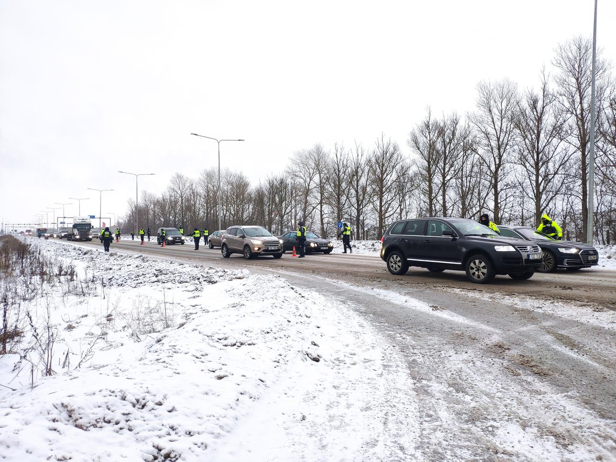 Teostasime täna hommikul puhumisreidi Maardus ja Lasnamäel. Kokku kontrolliti joovet 1491 sõiduki juhil ning kahjuks pidime roolitagant kõrvaldama 4 juhti kellel oli alkoholi piirmäära ületamine. Täname neid 1487 sõiduauto juhti kes hoolivad liiklusturvalisusest! #soidakainepeaga