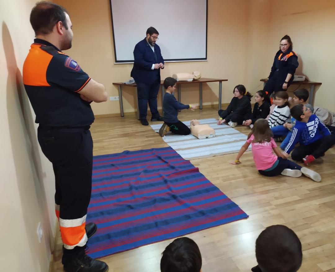 TribunadeAvila's tweet photo. 👧🧒#Primerosauxilios | Un centenar de niños se forma en primeros auxilios con Protección Civil
https://t.co/axmWXqr4C2 https://t.co/EqBanZxv7u