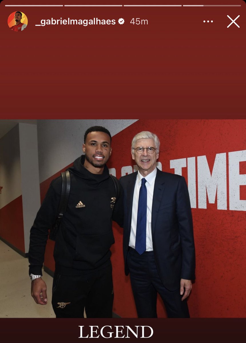 charles_watts's tweet photo. Arsenal players all enjoying meeting Arsene Wenger after last night’s game. It must have been a special moment when he walked back into the changing room. https://t.co/p5FNsmpGnc