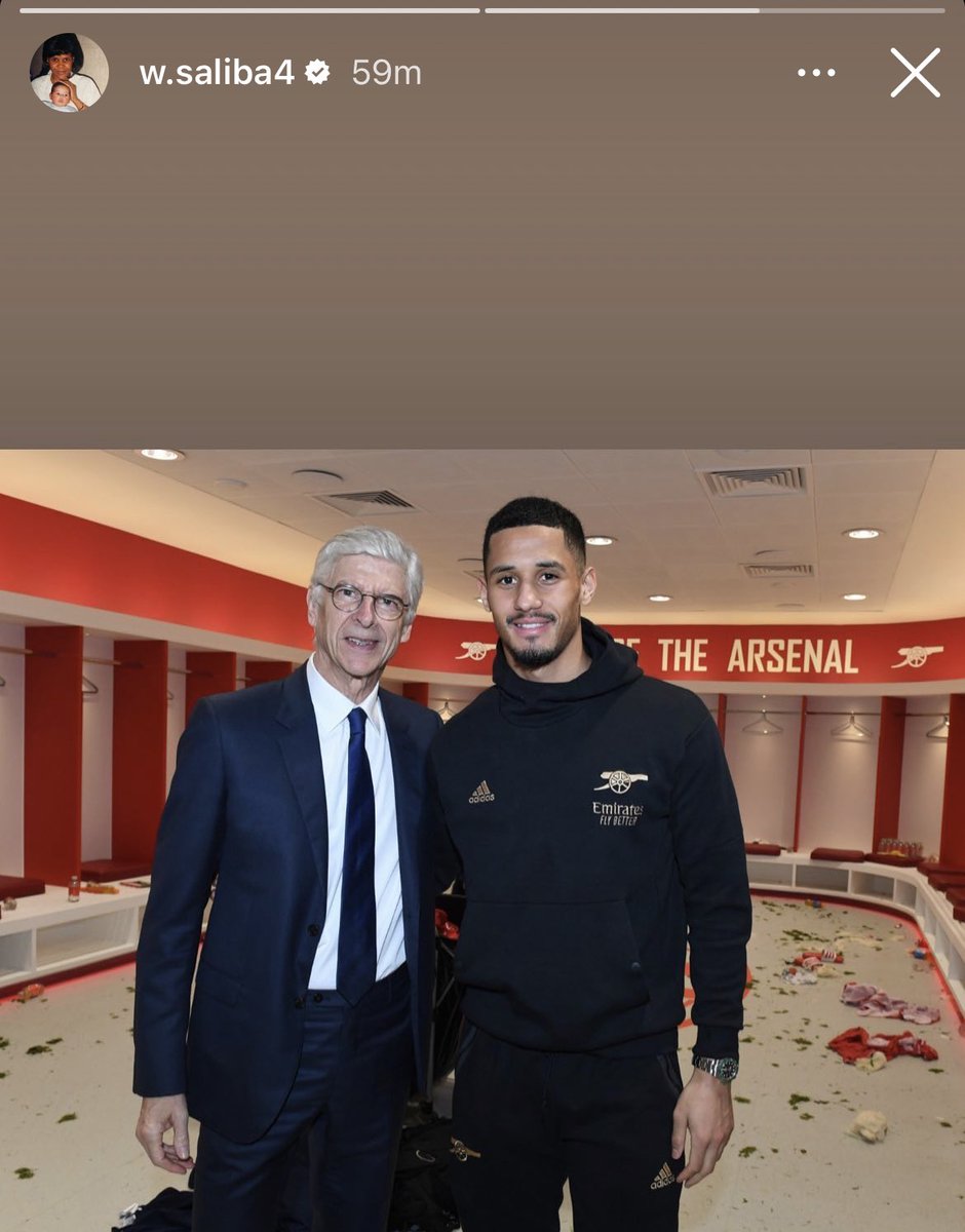 charles_watts's tweet photo. Arsenal players all enjoying meeting Arsene Wenger after last night’s game. It must have been a special moment when he walked back into the changing room. https://t.co/p5FNsmpGnc