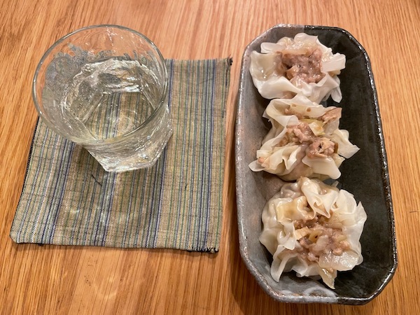 donkuroe's tweet photo. 「栄光冨士 純米大吟醸 無濾過生原酒　酒未来」。我が家の冷蔵庫を席巻してる「シブシブ、シオシオ系辛口酒」とは違います。香る果実感。
JALファーストクラスでCAさんがしずしずとワイングラスにそ��いでくれるやつや（あくまでイメージのみ）。
酒の肴はおうちで蒸した焼売。
＃栄光富士　#酒未来 https://t.co/IR0bzmVyK7