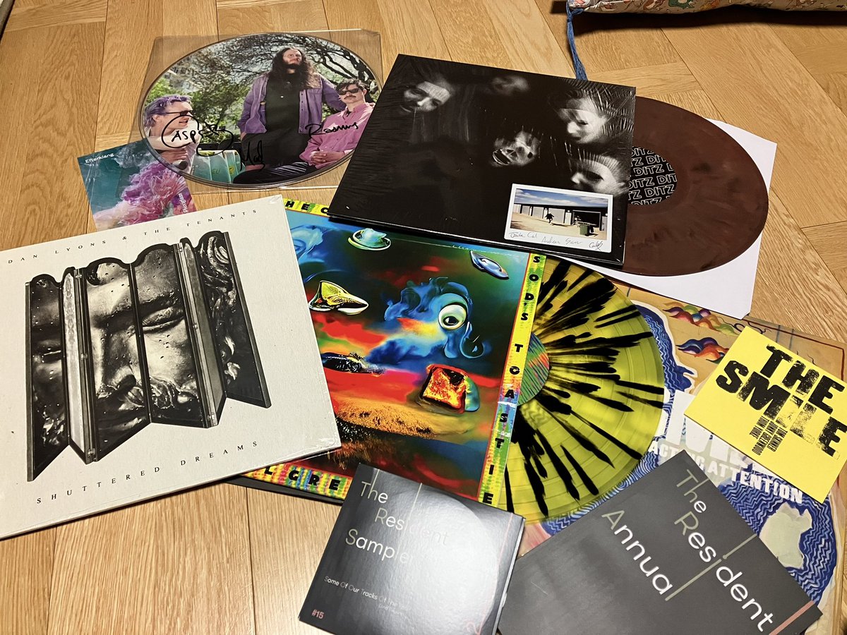 catortiger's tweet photo. 今年のレコード今年のうちに。円安無理無理期間の影響で買い逃してるのもあるけど大方買えたかな?SmileのCDはフルライブかと思ってたらラフトレの10インチと同じ2曲だった。まあiTunesに取り込めるからいいけどw
#Efterklang #Ditz #DanLyons #TheCoolGreenhouse #TheSmile https://t.co/k3L0EhnHvI