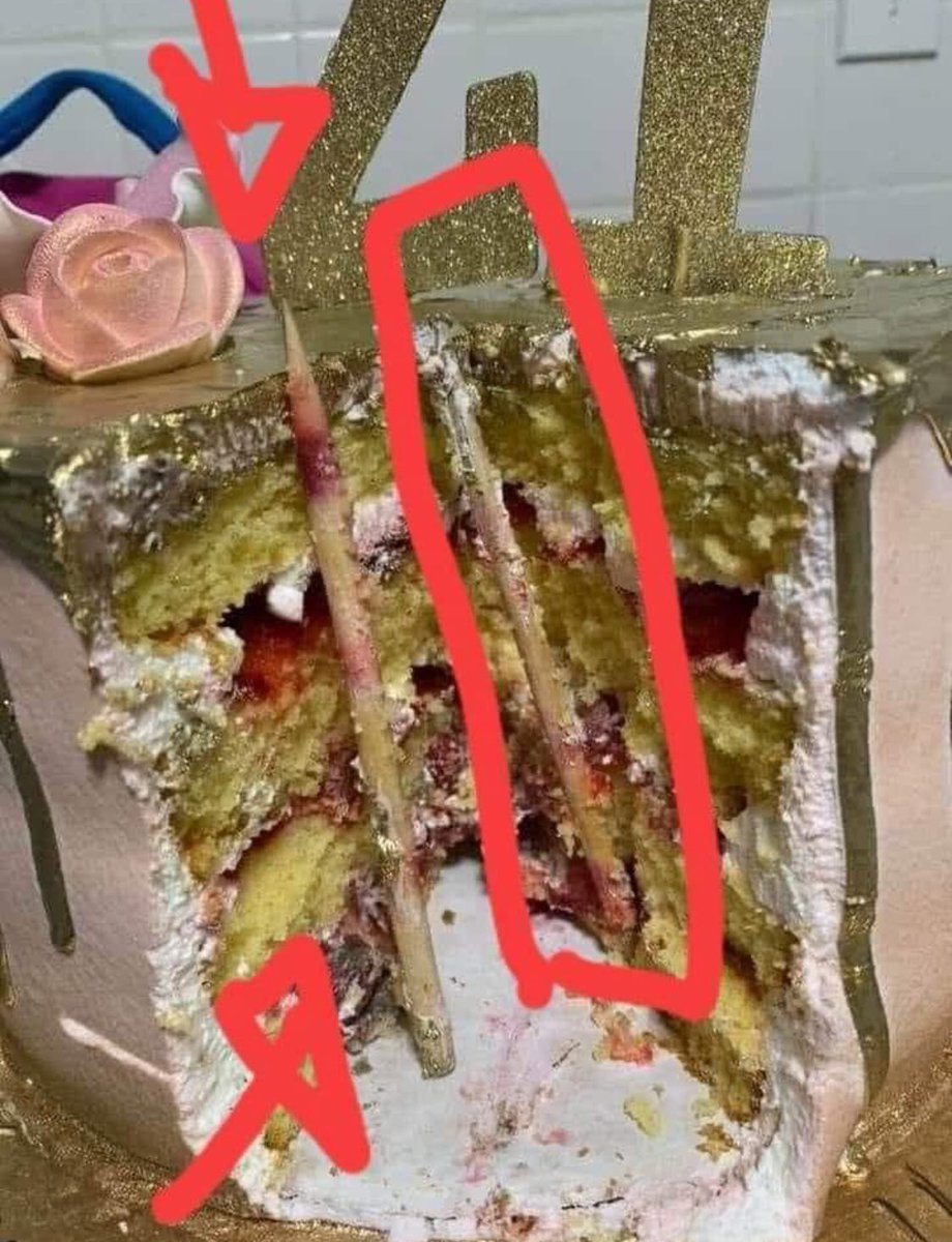 ArrobadoraW's tweet photo. Por favor tengan cuidado con esta moda estúpida de algunas personas de golpear la cara de los cumpleañeros contra la torta, a veces los reposteros utilizan estos palillos para dar estabilidad al pastel. 

Desafortunadamente una amiga perdió un ojo😭 https://t.co/UM2wOle2GS