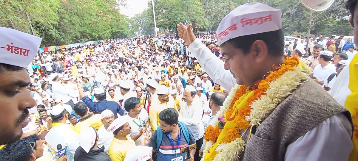 vijaykbandhu's tweet photo. पेंशन संकल्प यात्रा अपने मुकाम तक बढ़ती हुई जिसमें महाराष्ट्र के हजारों हजारों शिक्षक कर्मचारी अधिकारी शामिल है।
 *कदम से कदम मिलाते चलो।
 जूनी पेंशन का गीत गाते चलो*।।
 *एकच मिशन -- जूनी येशन*
#vijaykumarbandhu 
#NMOPS https://t.co/4xkg88T8Hk