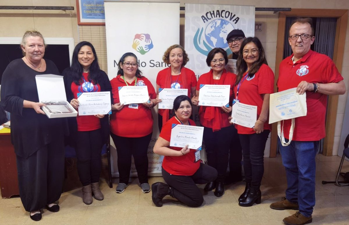 HGUVALENCIA's tweet photo. 📸 @achacova otorga el reconocimiento a Magdalena García, responsable de la sección de Salud Internacional del servicio de #EnfermedadesInfecciosa del @HGUVALENCIA, por su compromiso e implicación para la visualización de la enfermedad del #chagas https://t.co/TpUuV58slC