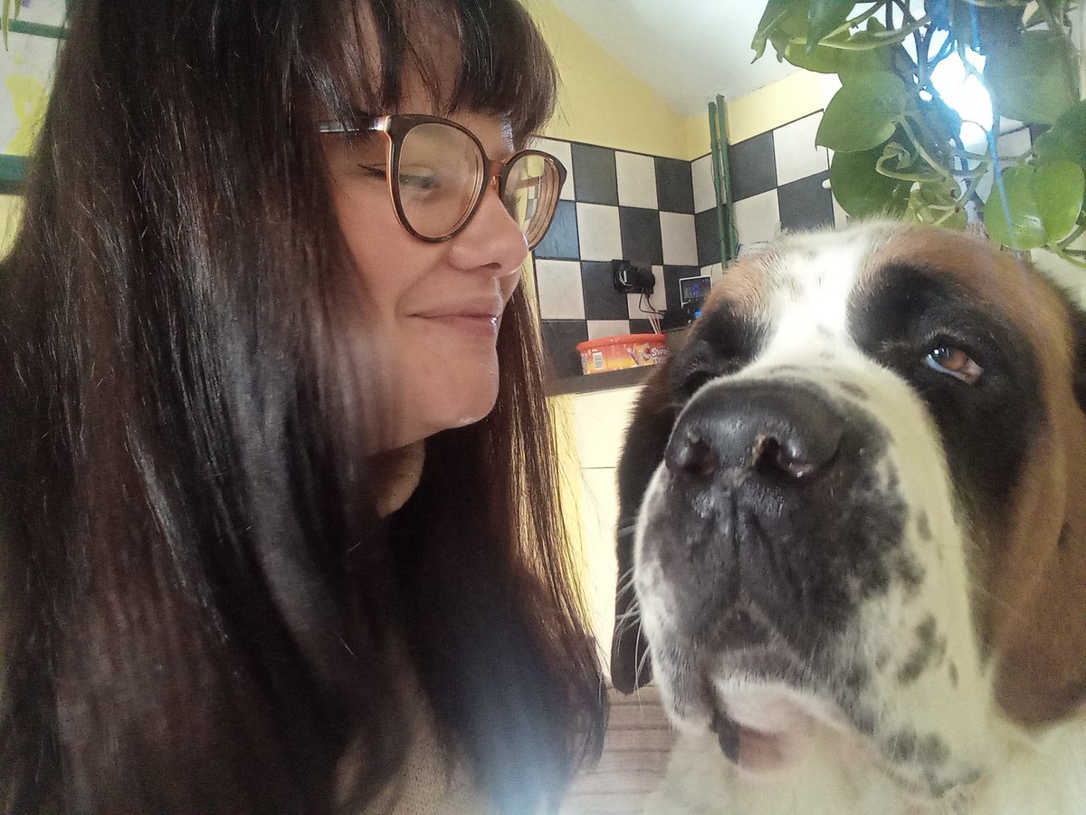 MissRitchie12's tweet photo. 2022 has been an absolute rollercoaster. Then I realise I have little moments like these, where the dog is done with me completely taking selfies with her. Ready for what 2023 brings 🎇 https://t.co/NLrQT1uVCh