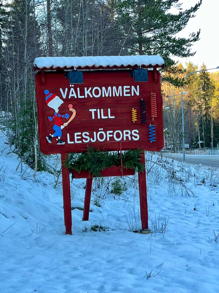 chrmillion's tweet photo. Givet stopp på vägen hem. Sånt som Bergwall-bröderna och andra storheter från lilla Lesjöfors gör med en bandytok. #svbandy https://t.co/aRkaqbXPJ9