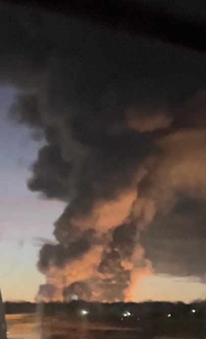 burden_adam's tweet photo. @DFWscanner big fire in west Dallas https://t.co/e3EQzDw8t5