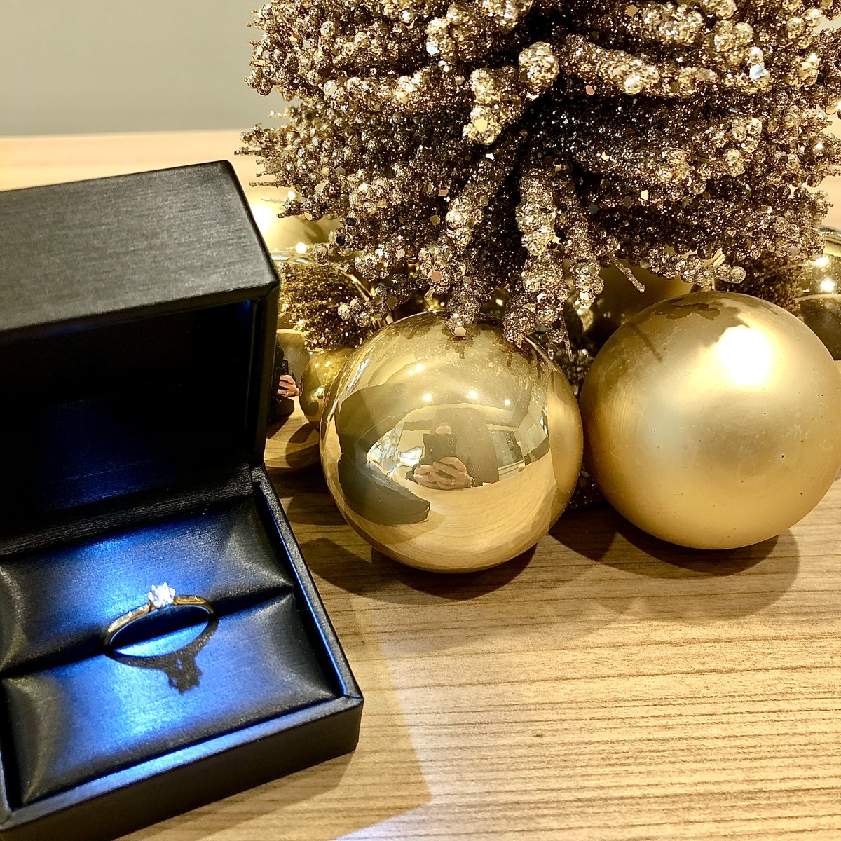 Bei wem lag an Weihnachten ein schönes Schmuckstück oder sogar ein Verlobungsring unter dem Baum? 🎄🥰

irismenzetrauringe.de

#irismenzetrauringe #weihnachten #verlobungsring #xmas #schmuck #jaichwill #christmas #ring