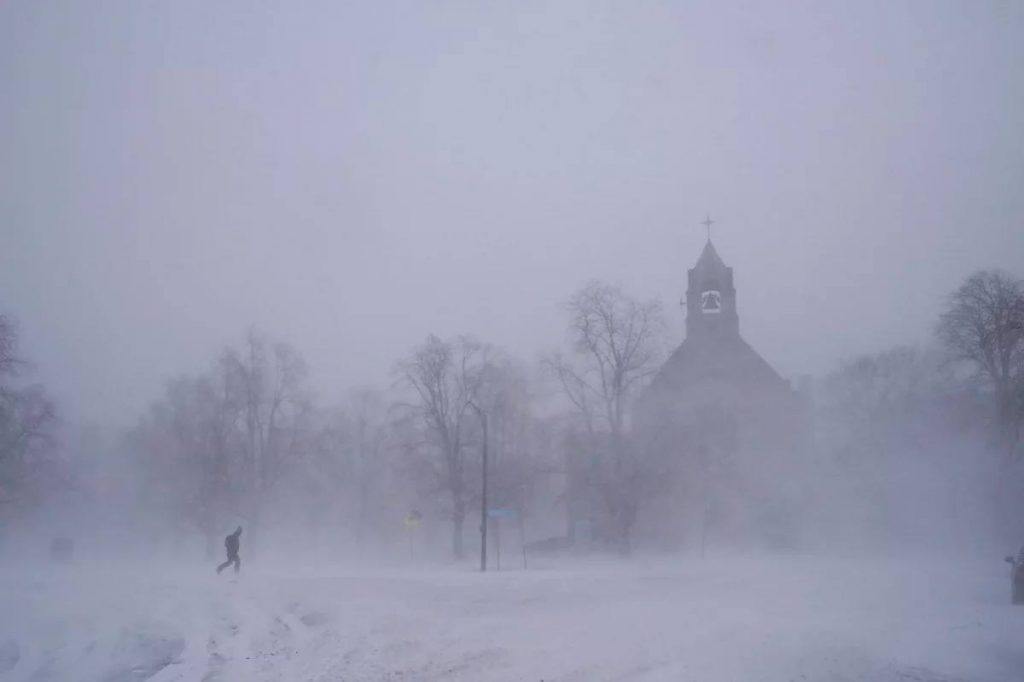 The bitcoin network lost more than 30% of its hashrate due to an Arctic blast and storm in the U.S., with processing power falling from 230 EH/S to 155 EH/S.
The climate disaster left thousands of homes and businesses across the country without power.