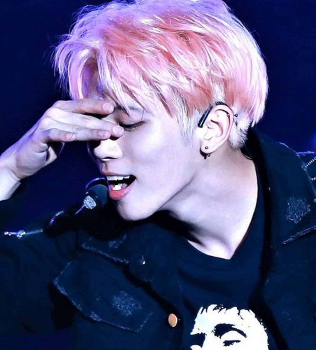 temps_de_rever's tweet photo. Jonghyun: "As compared to just saying ‘cheer up’ you may as well say ‘when it’s hard, take a break, you don’t necessarily have to cheer up today’. Cheer up by tomorrow." https://t.co/4BDoZRZfRU