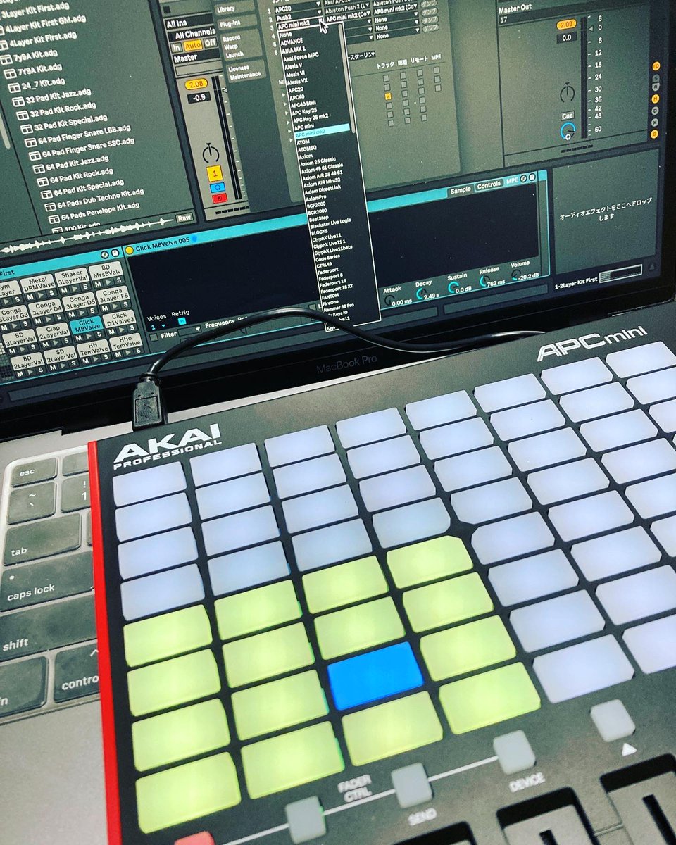 tatsuya_account's tweet photo. APC mini mk2 導入&テスト
1世代前のminiよりカラフルになり、サンプラーとして使用する際の操作性は向上していました。
※Live11.2.7〜対応(Lite版付属)
・64PADの中心位置視認性UP
・Drum Mode
・PAD LEDカラフル化
#APCminimk2 #Ableton #Live11 #ポン出し #舞台音響 #音響効果 #MIDIコン #Akai https://t.co/LZWjqAmGNc