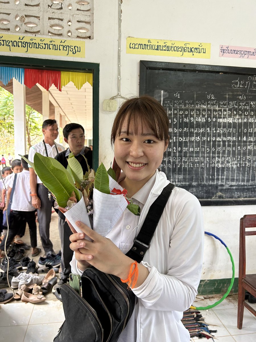 laos_sun's tweet photo. お世話になる小学校の生徒たちから歓迎のお花をもらって嬉しいてんちゃんの一枚🫶🏻🥰 https://t.co/4MoBAbQMTj
