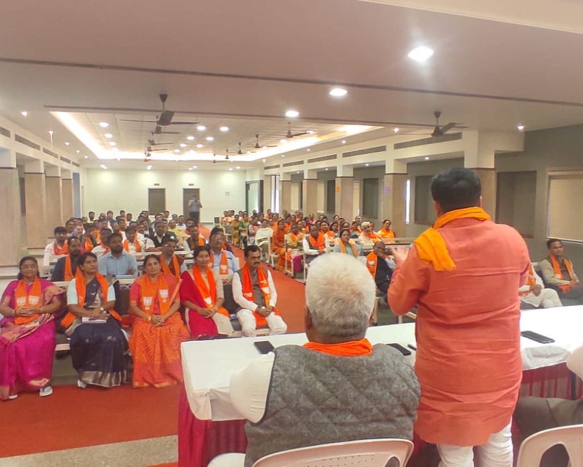BhushanABhatt's tweet photo. •કર્ણાવતી મહાનગર ભારતીય જનતા પાર્ટીના નવનિયુક્ત ધારાસભ્ય શ્રીઓ તથા મ્યુ.કોર્પોરેટરની બેઠકનું આયોજન કરવામાં આવ્યું. 

•આ બેઠકમાં પ્રદેશના મહામંત્રી શ્રી.પ્રદ��પસિંહ વાઘેલાજી,પ્રદેશના સહ-કોષાધ્યક્ષ શ્રી.ધર્મેન્દ્રભાઈ શાહ અને કર્ણાવતી મહાનગરના અધ્યક્ષ શ્રી.અમિતભાઇ શાહ ઉપસ્થિત રહ્યા https://t.co/fqqzROYCoc
