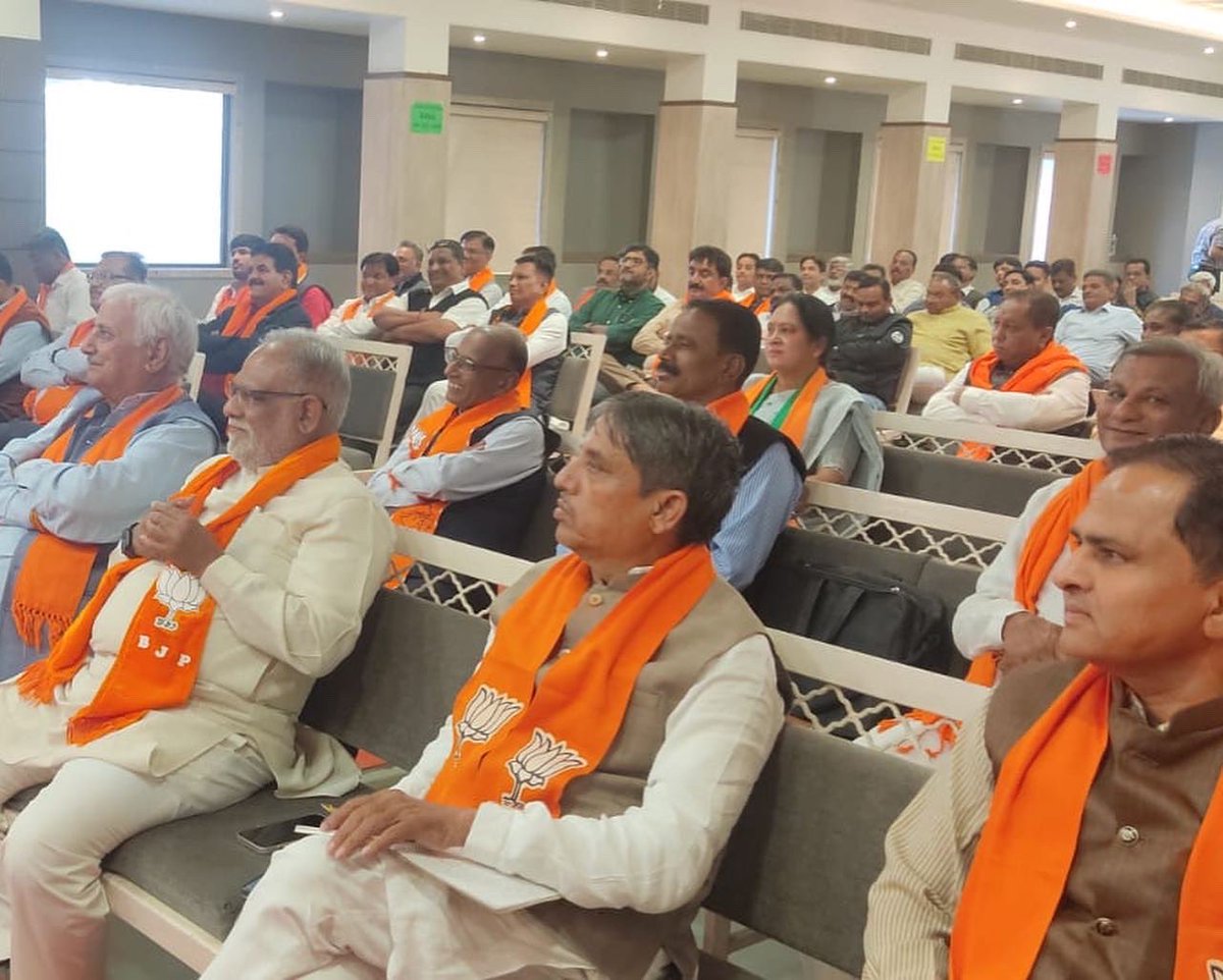 BhushanABhatt's tweet photo. •કર્ણાવતી મહાનગર ભારતીય જનતા પાર્ટીના નવનિયુક્ત ધારાસભ્ય શ્રીઓ તથા મ્યુ.કોર્પોરેટરની બેઠકનું આયોજન કરવામાં આવ્યું. 

•આ બેઠકમાં પ્રદેશના મહામંત્રી શ્રી.પ્રદ��પસિંહ વાઘેલાજી,પ્રદેશના સહ-કોષાધ્યક્ષ શ્રી.ધર્મેન્દ્રભાઈ શાહ અને કર્ણાવતી મહાનગરના અધ્યક્ષ શ્રી.અમિતભાઇ શાહ ઉપસ્થિત રહ્યા https://t.co/fqqzROYCoc