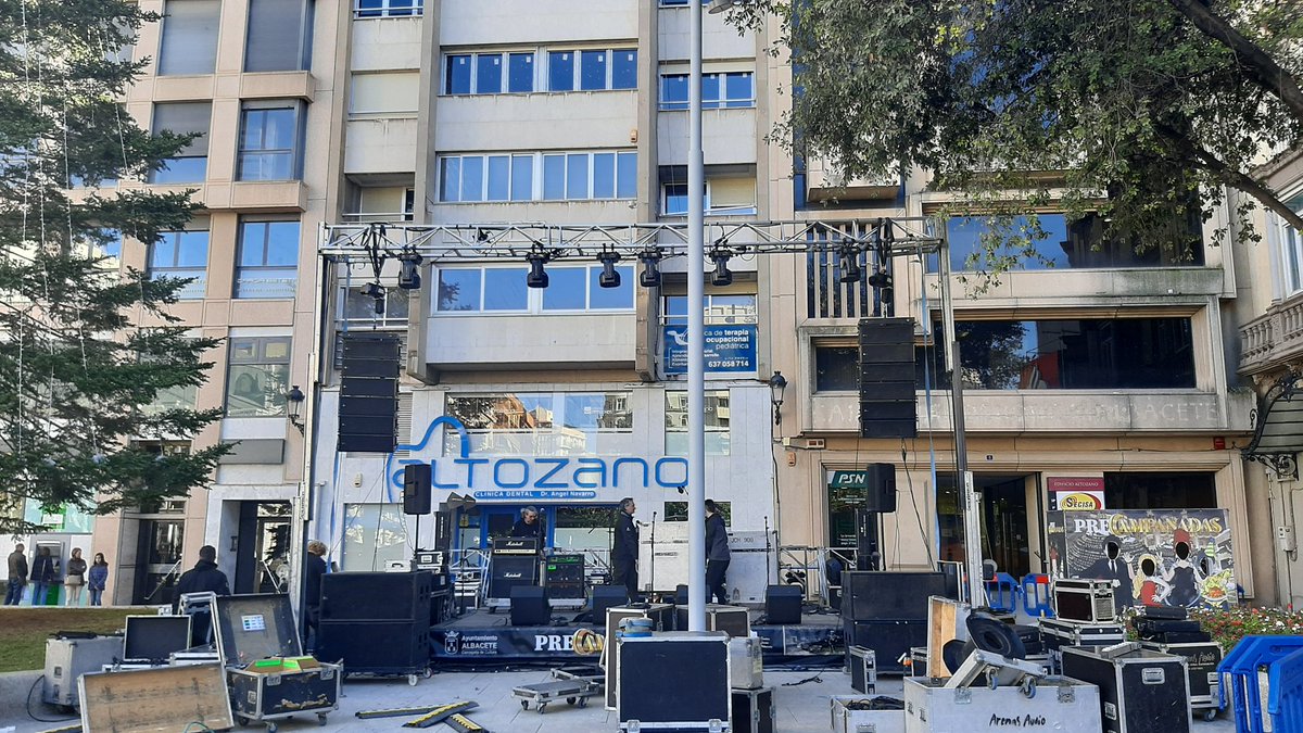 papir0's tweet photo. @AytoAlbacete, la farola horrible del Altozano es espectadora en primer plano del concierto de los @LosFresonesR de esta noche... ¡No se pierde uno! Y otra cosa, ¿De verdad que no habéis puesto un cuadro electrico ahí? La canaleta temporal desde el otro lado es súper accesible. https://t.co/EXaFyKfMGF