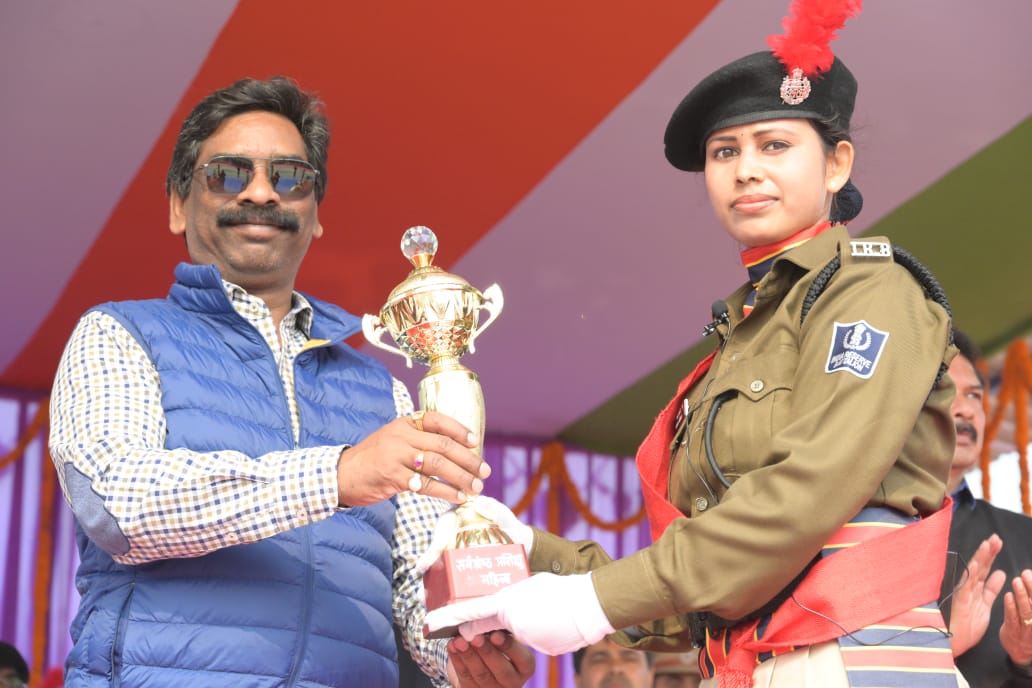 पांडु और नावा बाजार थाना भवन का हुआ उद्घाटन, CM हेमंत सोरेन ने प्रशिक्षु आरक्षियों के परेड में ली सलामी - Pandu and Nava Bazar police station buildings inaugurated, CM Hemant Soren took salute at the parade of trainee constables