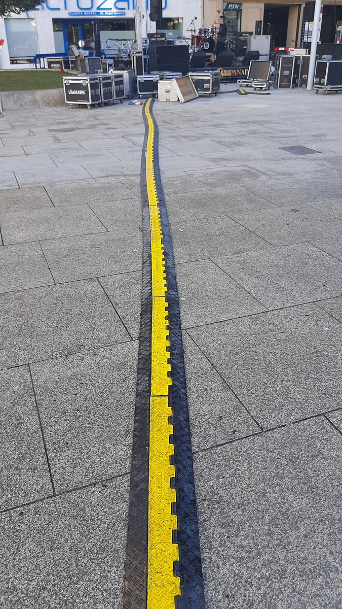 papir0's tweet photo. @AytoAlbacete, la farola horrible del Altozano es espectadora en primer plano del concierto de los @LosFresonesR de esta noche... ¡No se pierde uno! Y otra cosa, ¿De verdad que no habéis puesto un cuadro electrico ahí? La canaleta temporal desde el otro lado es súper accesible. https://t.co/EXaFyKfMGF