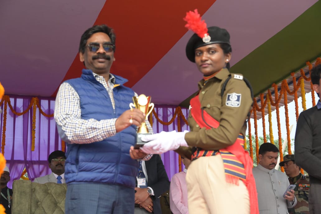 पांडु और नावा बाजार थाना भवन का हुआ उद्घाटन, CM हेमंत सोरेन ने प्रशिक्षु आरक्षियों के परेड में ली सलामी - Pandu and Nava Bazar police station buildings inaugurated, CM Hemant Soren took salute at the parade of trainee constables