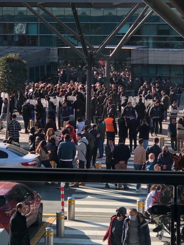 Sayın bakanım <a href="/drfahrettinkoca/">Dr. Fahrettin Koca</a> kurumunuzun kapısına kadar gelip size sıkıntılarını anlatmaya çalışan meslektaşlarınızı böyle terörist gibi karşılamak size hiç yakışmadı. Çözüm önerilerini dinlemek için keşke içeriye davet edip bir sıcak çay ikram etseydiniz
<a href="/RTErdogan/">Recep Tayyip Erdoğan</a>