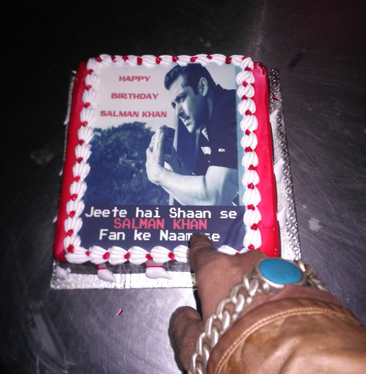 Jeete hai Shaan se #SalmanKhan Fan ke naam se

#HappyBirthdaySalmanKhan