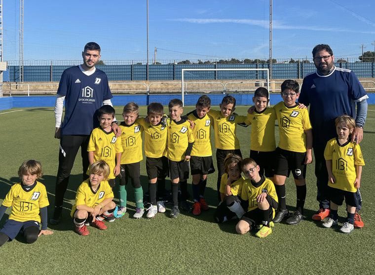 CFCRACKS's tweet photo. El campus de Navidad de la @AcademiaParejo en nuestras instalaciones @CFCRACKS ya está en marcha. Hoy primera jornada de las cuatro que componen el campus que finalizará el próximo viernes. 
⚽️⚽️⚽️💪🏻 https://t.co/hMV2TOf9sy