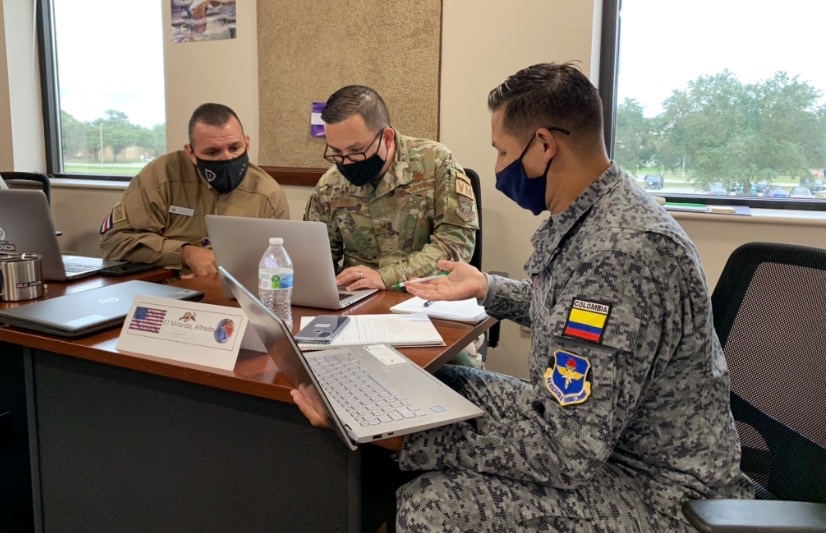 RevistaFAC's tweet photo. #SabiaQue
Actualmente su @FuerzaAereaCol cuenta con el Técnico Primero Fuzga como el primer Suboficial instructor invitado para los cursos de capacitación profesional militar de liderazgo en la #IAAFA, destacándose como el mejor instructor internacional del 1er trimestre de 2022. https://t.co/7u33l4DAnr