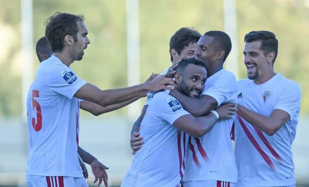 Um cenário assustador!

O Vilafranquense tem uma média de 167 adeptos por jogo na II Liga.

Num recente encontro da Taça da Liga tiveram 27 espectadores diante da B-SAD...

Que tristeza!

Jogam a cerca de 50 km's de casa e são mais um caso vergonhoso de guerra entre SAD e clube.