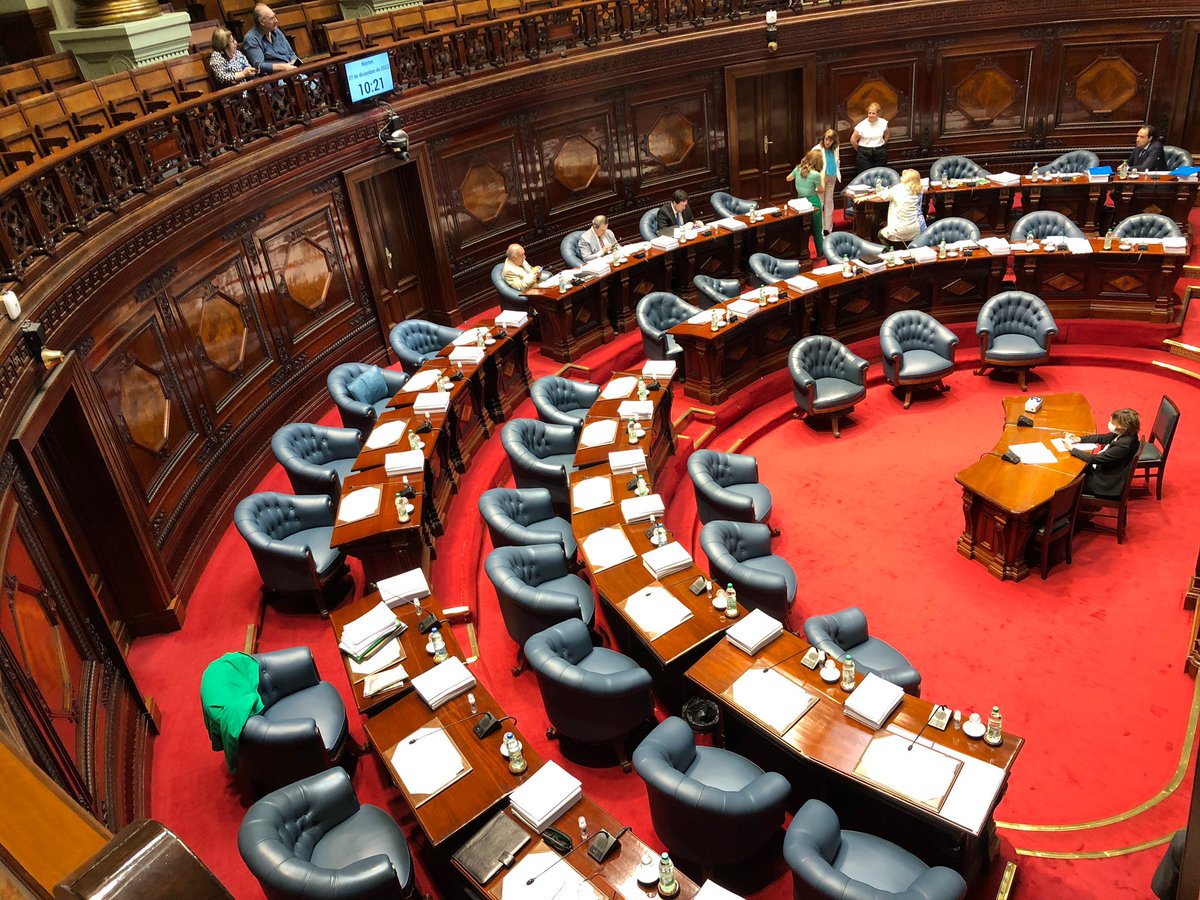 A una hora de convocada la sesión, el <a href="/SenadoUy/">Senado Uruguay</a> está sin quórum porque el oficialismo no tiene suficientes senadores en sala para sesionar. 

Es tradición que el quórum lo define el gobierno. 

Así se hacen responsables del proyecto de reforma jubilatoria.
