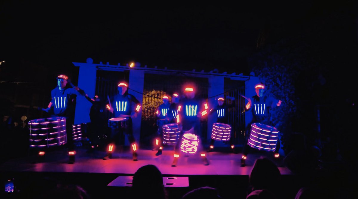 Sintonizart's tweet photo. Nuestras animaciones y espectáculos led en la encendida de luces de Gavà. Conseguimos crear una atmósfera de fantasía gracias al talento de nuestros artistas. Solo había que mirar la cara de los más pequeños para darnos cuenta del éxito del evento. 🎄
https://t.co/nAfT1L0lV5 https://t.co/tpKbt0dhix