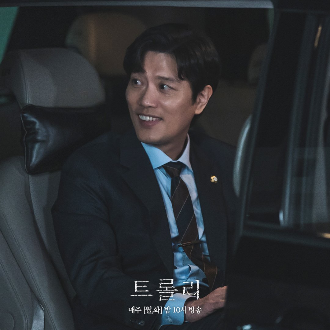 choi_iluv's tweet photo. 이렇게 생겨서는 싸패... 괜찮... 아니 오히려 좋을수도...
아니 그렇지만 이렇게 생긴 사람이 싸패라면 전 이 세상에 믿을 사람 하나 없다고 생각합니다 이 사람이 싸패라면 해가 서쪽에서 뜨는 것도 사실이 될 수 있다고요 진자 말도않되. https://t.co/M0wMqjBQpT