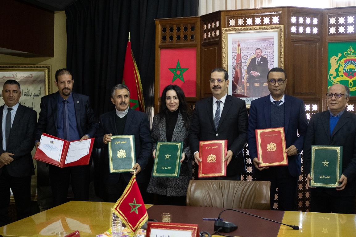 LPM_Morocco's tweet photo. Moment historique ce matin à la Province d'Ifrane avec la signature de la convention de restauration du Lac Dayet Aoua entre le Gouverneur de la Province d'Ifrane, les Présidents de la Commune de Dayet Aoua et de Living Planet Morocco et les Directeurs de l'ABHS, l'ANEF et la DPA https://t.co/crgvACPEPh