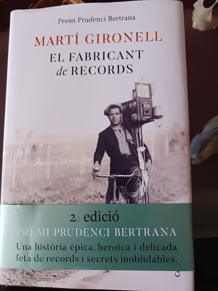 Una bona novela molt recomanable a qui us agradin les històries de persones que van viure al segle XX.