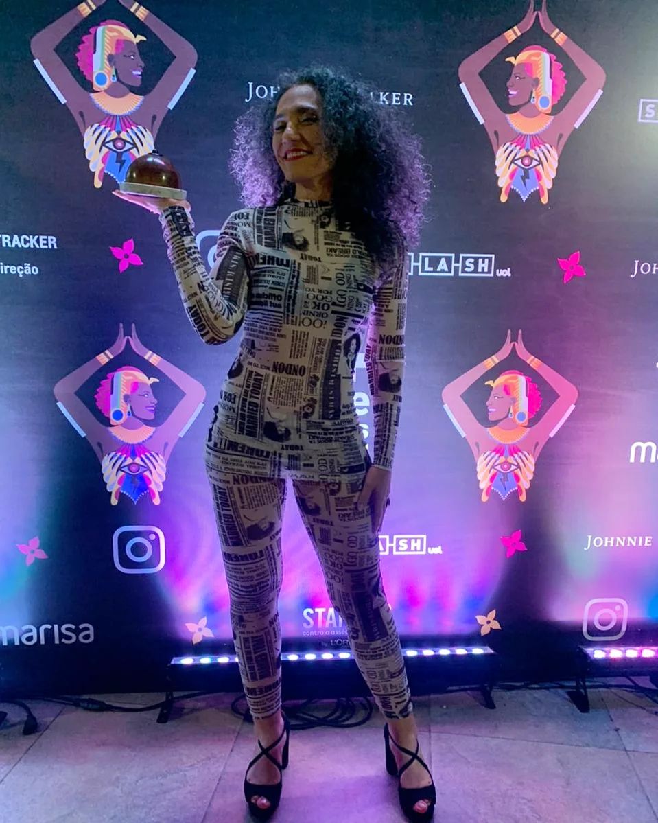 Que prazer ter recebido o prêmio de melhor instrumentista do ano, pela Women's Music Event! Ainda mais nesse momento onde estou em pleno processo de criação do meu novo projeto, com estreia no Lincoln Center em NY.. + aqui instagram.com/p/CmpY9WBOXL3