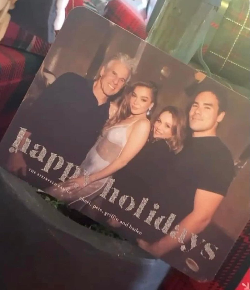📸|| Hailee Steinfeld en la carta navideña de la familia Steinfeld 2022🎄