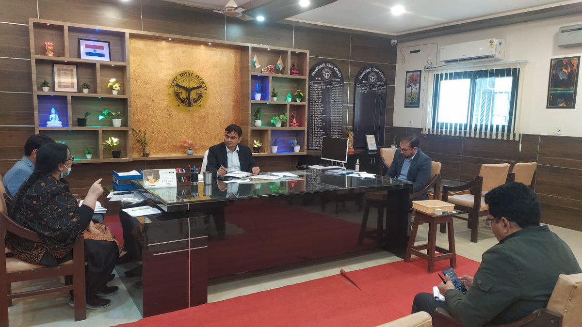 Mock Drill के बाद DM Sir और CDO Sir को COVID-19 से सम्बंधित समस्त तैयारियों से अवगत कराते हुए <a href="/DmMaharajganj/">DM Maharajganj</a> <a href="/CdoMaharajganj/">CDO Maharajganj</a> <a href="/brajeshpathakup/">Brajesh Pathak</a> <a href="/DhsMhrjganj/">CMO Office Maharajganj</a> <a href="/CMOfficeUP/">CM Office, GoUP</a>