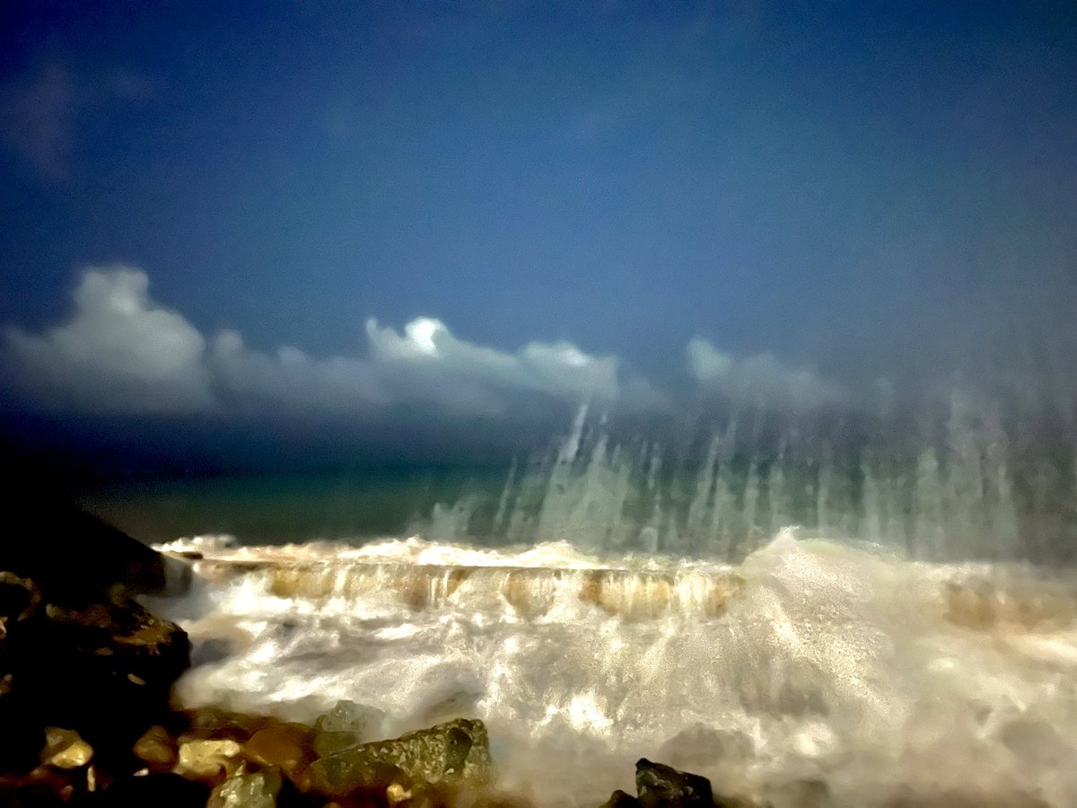 ZhouFengSuo's tweet photo. 波多黎各最后的晚上，在海边听音乐看星空，海浪拍打，水雾扑面，在周围松树下捡了一堆松针燃起篝火，只希望时间停留在这一刻。 https://t.co/CKDAr71Vd2
