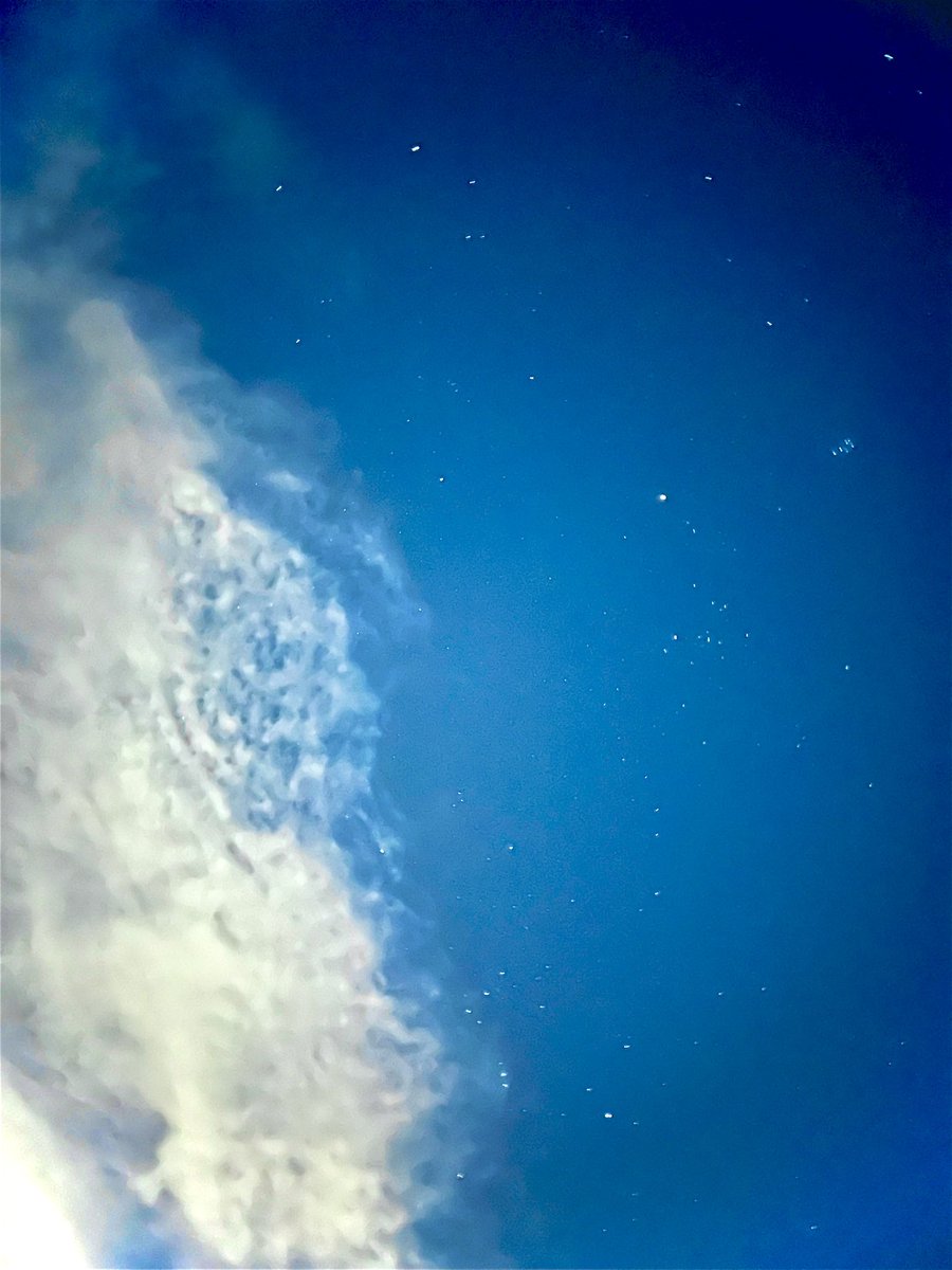 ZhouFengSuo's tweet photo. 波多黎各最后的晚上，在海边听音乐看星空，海浪拍打，水雾扑面，在周围松树下捡了一堆松针燃起篝火，只希望时间停留在这一刻。 https://t.co/CKDAr71Vd2