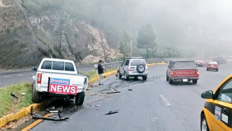 EcuNix's tweet photo. 🚨 #ATENCION 》Acaba de ocurrir otro accidente de tránsito en el mismo sitio. Av. Simón Bolívar sector Guápulo.
Se cierra parcialmente la vía en el sentido contrario (sur-norte).
🚑 Grúas y ambulancia en camino. https://t.co/nelSbGPETP