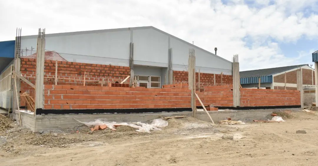 SIEPChubut's tweet photo. El @gobiernochubut amplia la Escuela N°723 de Comodoro Rivadavia 👷

🏫El establecimiento contará con dos nuevas aulas y un espacio de circulación. 

🏫Además, se realizan reformas en el edifico existente a través de la modificación de los desagües cloacales. 
#ChubutEnMovimiento https://t.co/YLR0Alwvf2