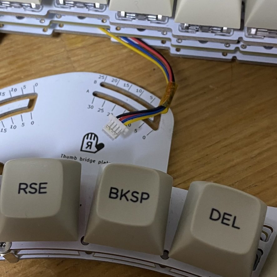 k2___________'s tweet photo. Pangaea keyboardで採用しているコネクタはJST社のSHコネクタです。4ピンの 1mmピッチです。これはAdafruit社のQwicc でも採用されているものでケーブルやコネクタは入手しやすいです。

日本では、例えば秋月電子さんがちょうどよいケーブルを扱っています。

#Pangaea_keyboard https://t.co/rhWq28cOBb