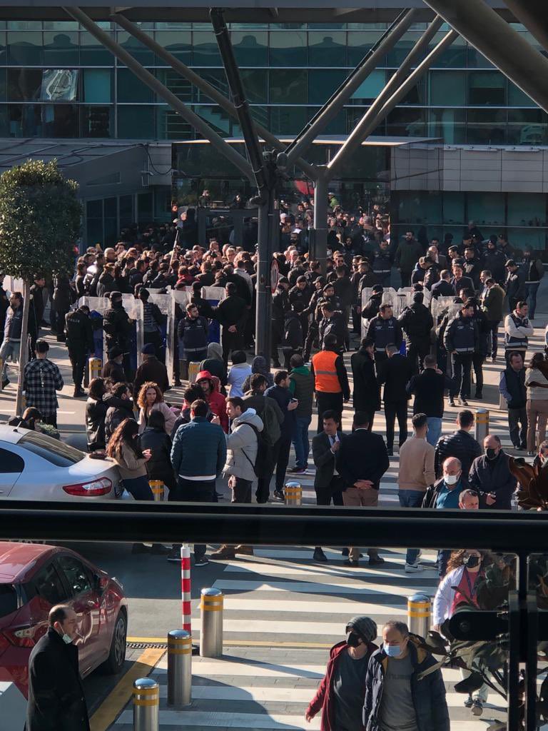 Hekimlerimiz, 
Serbest çalışma hakları için bugün BEYAZ ÖNLÜK BIRAKMA eylemi yaptılar !

Türk Hekimiyle, Türk Polisini karşı karşıya getiren, bu görüntülere neden olan sizin sebep olduğunuz yönetmelik <a href="/drfahrettinkoca/">Dr. Fahrettin Koca</a> 

#MedipolYönetmeliğineHayır 
#HekimlerNeredeAmeliyatYapacak