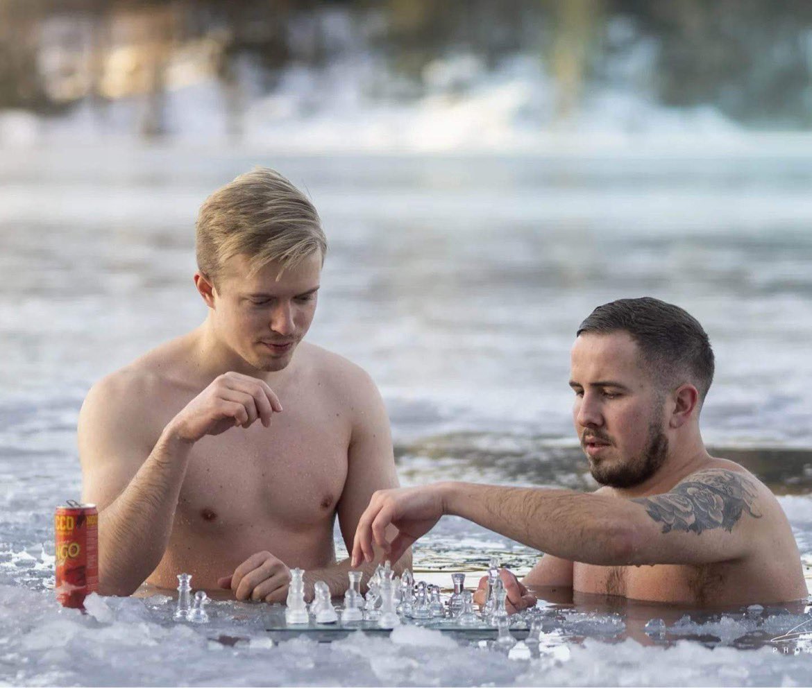 Kaldt og godt, mine kamerater Kristian og Christian holder høyt nivå på en litt annen måte  #nrksjakk