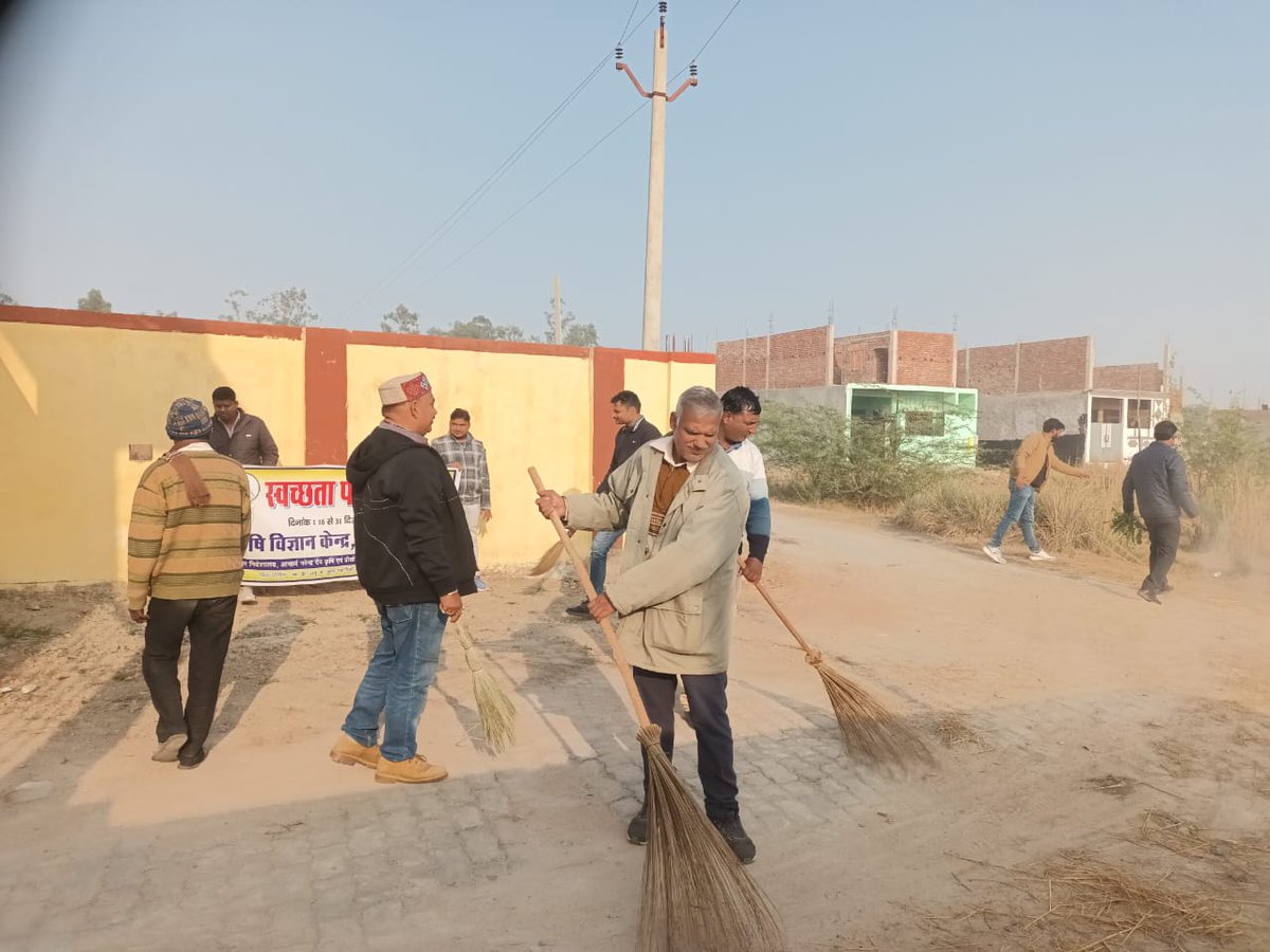 kvkamethi's tweet photo. दिनांक 27 दिसंबर 2022 को स्वच्छता पखवाड़ा के अन्तर्गत केवीके अमेठी परिसर के बाहर साफ सफाई का कार्य किया गया। https://t.co/Xl1dL25yJg
