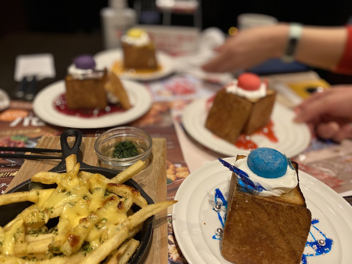 槍弓メンバーで忘年会
二次会でカラオケまで行った〜😁
気心知れた面子で飲むのはいつも楽しいしそんな人達と巡り会えた事に感謝
そしてcominoさんから頂いたイラストシールがめっちゃ可愛くて嬉しすぎる〜〜!💕
勿体ないから絶対貼らん… 