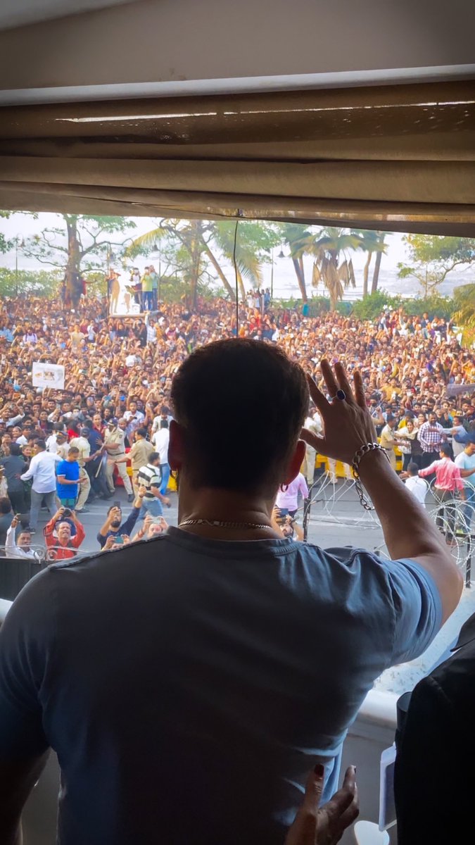 aavishhkar's tweet photo. Very few people are loved so unconditionally and @BeingSalmanKhan is one of them. Fans adore him madly ❤️✨ 

Once again #HappyBirthdaySalmanKhan 🎂🎈 https://t.co/dfypbJUXnd